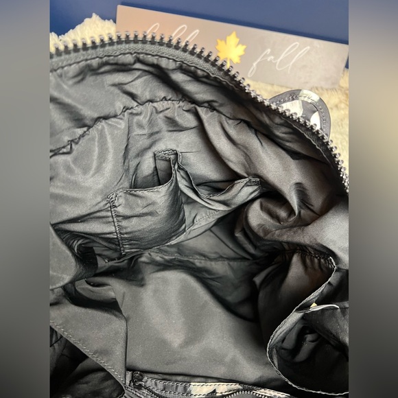 Marc Jacob’s black floral diaper bag with changing pad. - Picture 14 of 16